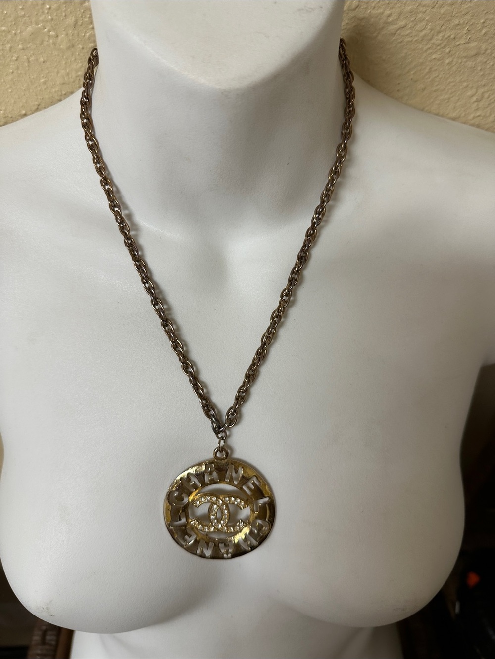 ##124, NWT Gold-Tone Rope Chain Medallion Necklace